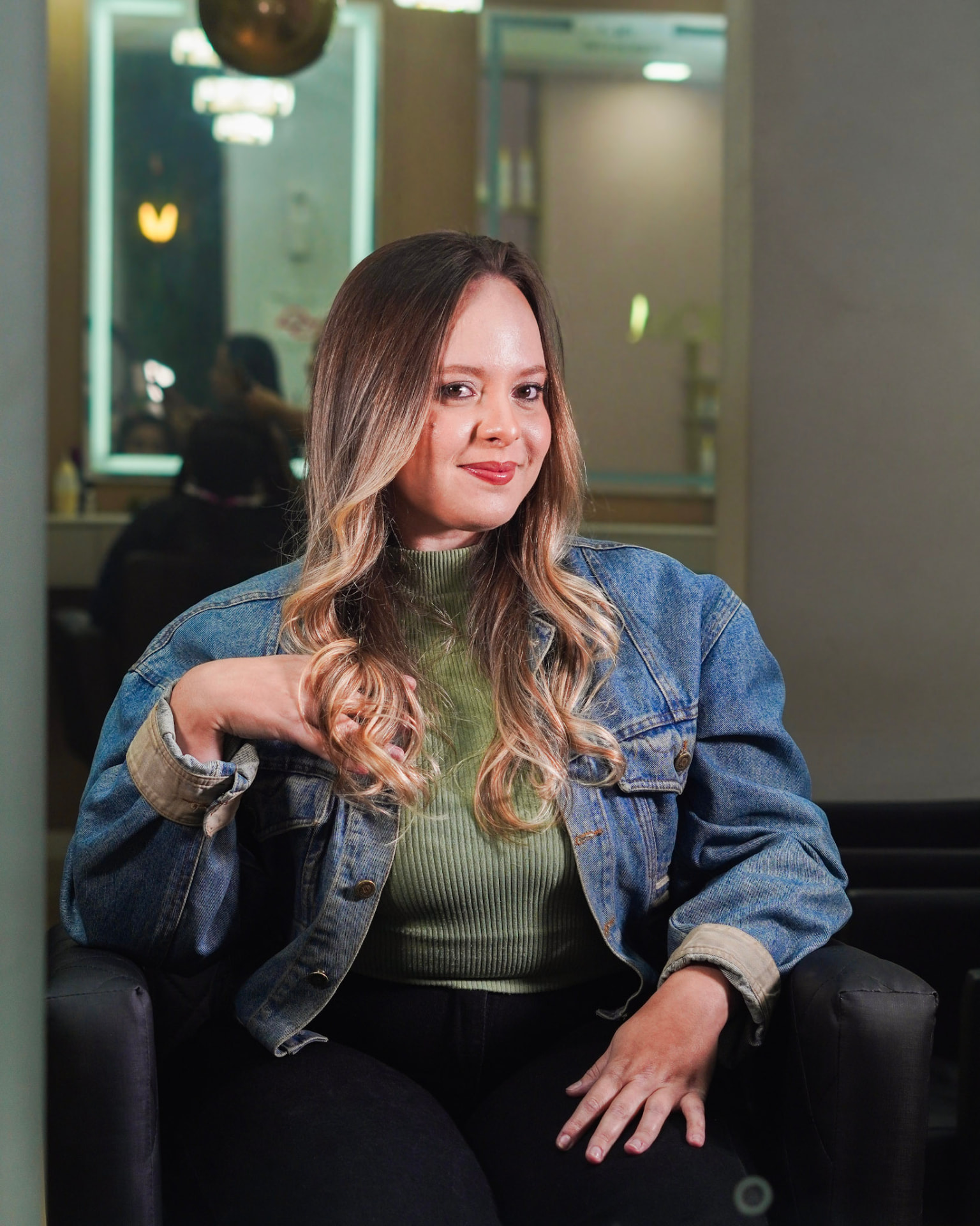 Cliente no salão exibindo mechas loiras iluminadas